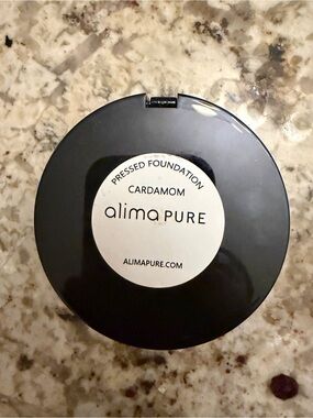 Cardamom Pressed Foundation - Black Compact